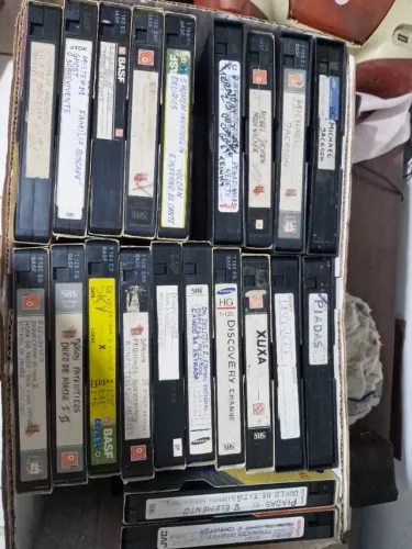 Fitas VHS, filmes clássicos, programas.