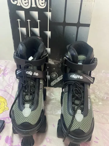 PATINS COM EQUIPAMENTO DE PROTEÇÃO