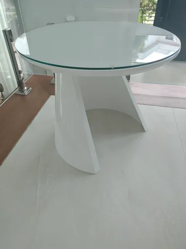 Mesa branca tampo vidro produto de Designer