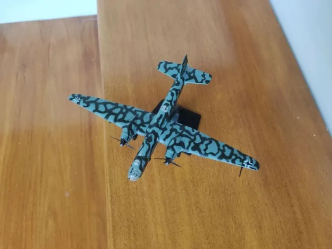 Miniatura de avião antigo