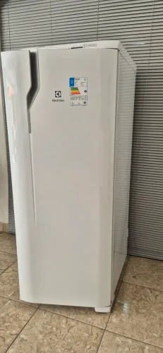 Geladeira semi-nova Eletrolux 1 porta - RJ
