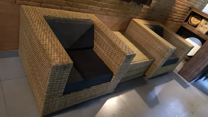 Conjunto de poltronas e mesa de fibra natural