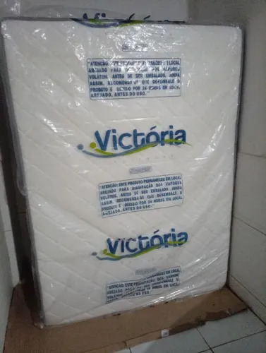Estou vendendo um cama box de casal mola escada está nova nuca usada estou vendendo 1.200 