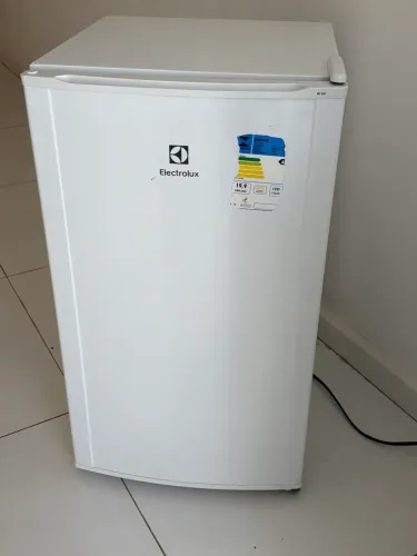 Vendo 2 frigobar 120 litros Eletrolux branca