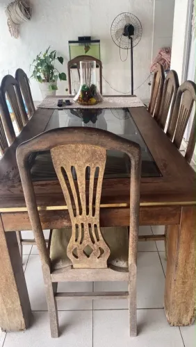 Mesa antiga de qualidade com 8 cadeiras