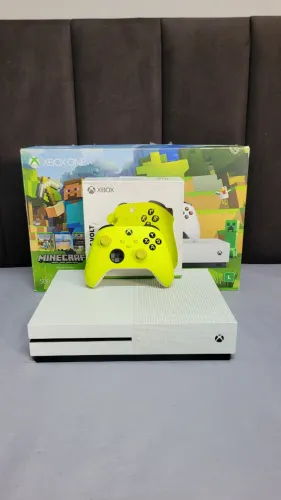 Xbox One S Minecraft 500GB + Controle Xbox Series Electric Volt + Caixas