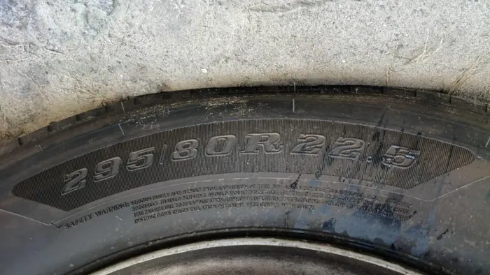 Pneu 295 80 R 22.5 liso