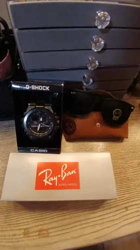 Relógio G-Shock e um óculos ray ban