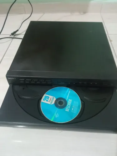 Vendo aparelho de toca CD carrocel Sony, modelo CDP505 M funcionando perfeitamente.-