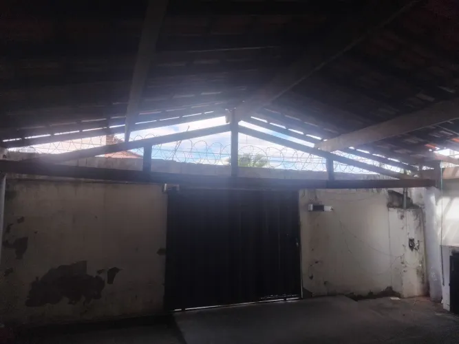 Telhado con cerca de 1500 telhas coloniais envernizados e madeiras
