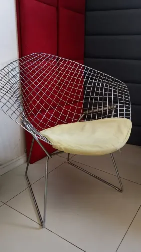 a clássica Poltrona Diamante (também conhecida como Bertoia Diamond Chair)