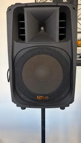 Caixa de Som amplificada com pede.stal