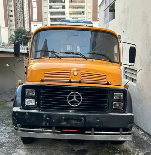 Caminhão Mercedes-Benz 1113 Truck1981 carroceria de madeira