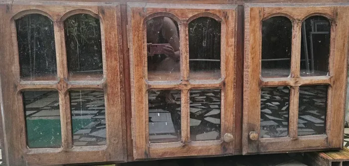 Armário em madeira maciça 
