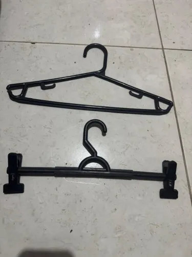 Cabides plástico preto