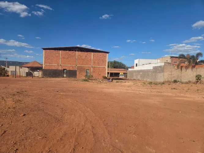 VENDE SE LOTE NO LAGO NORTE (LOTE DE ESQUINA)