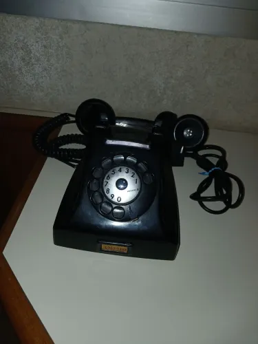 Telefone antigo, de disco.
