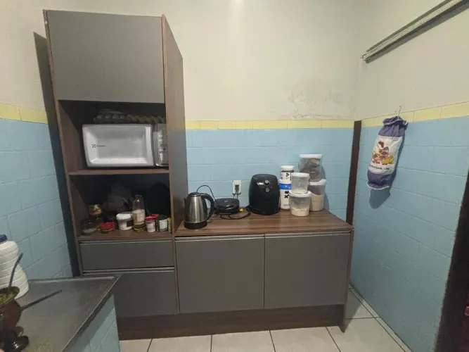 Armario de cozinha cinza e marrom