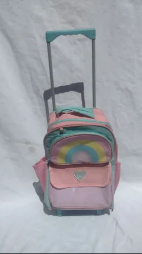 Mochila Escolar de Rodinhas Infantil Menina usado (Arco-Íris / Coração)