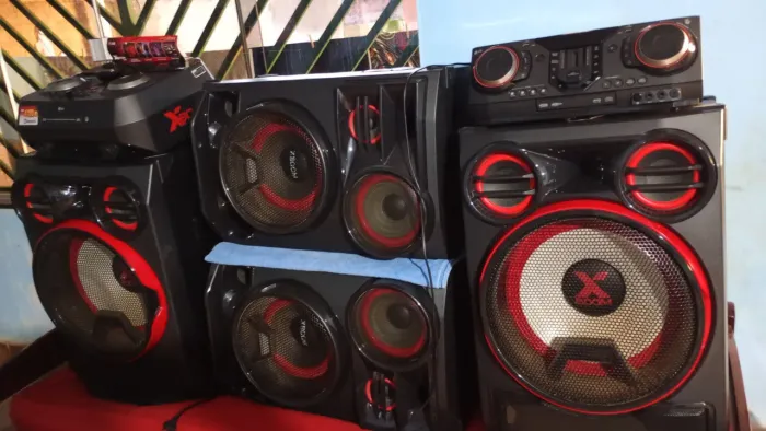 Vendo som LG novo
