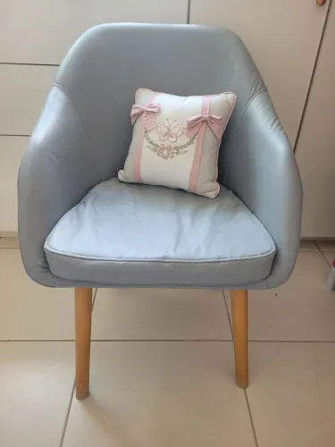 Poltrona em courino cinza para decoração de ambiente