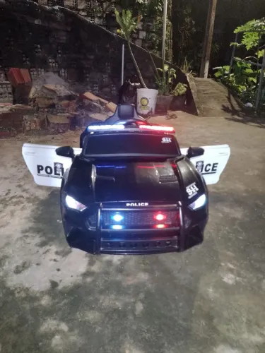 Carro elétrico infantil da polícia.