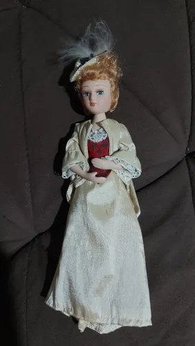 Boneca de porcelana Cecily Cardew