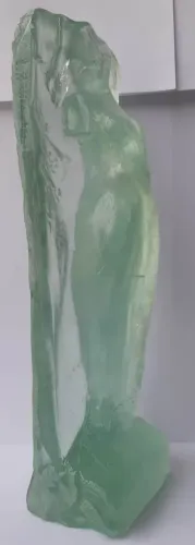 Escultura de mulher em cristal