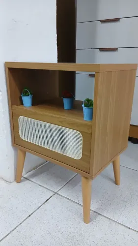 Mesa de cabeceira com tela e pés em madeira