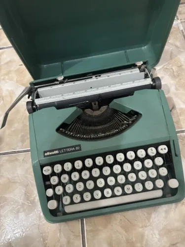 MAQUINA DE ESCREVER OLIVETTI LETTERA 82