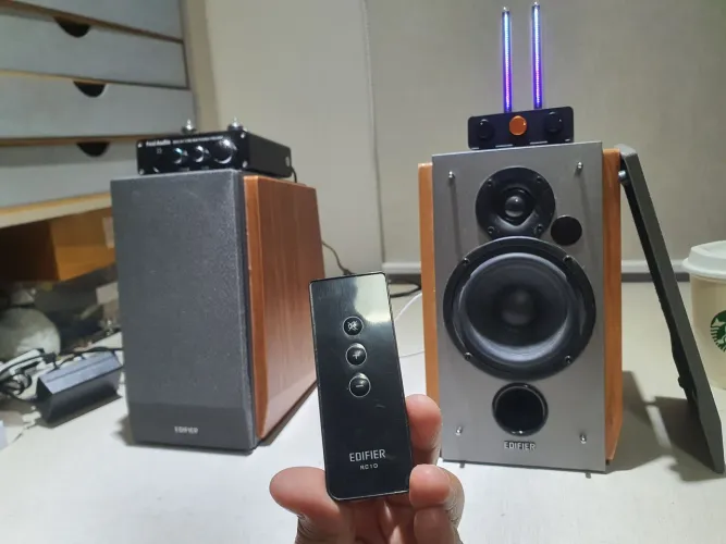 Caixas Edifier R1600T III com pré amplificador Fosi valvulado