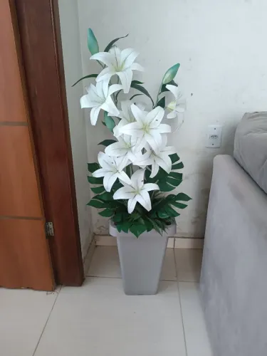 Caqueira plástico grosso com planta artificial
