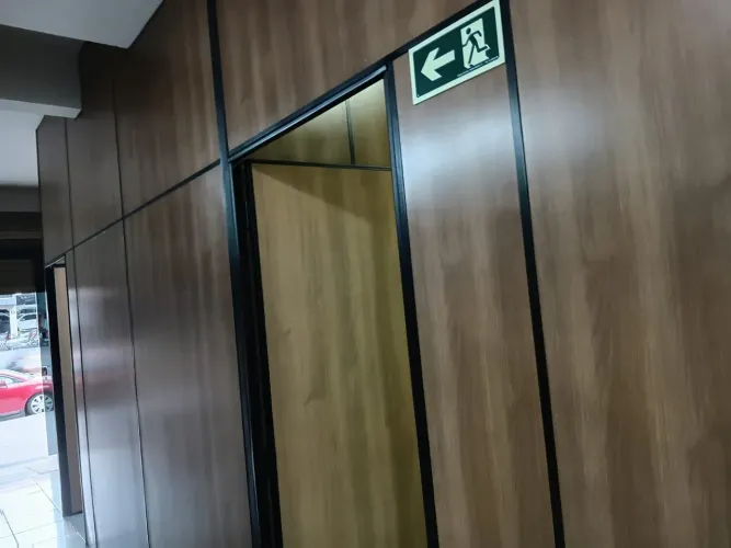 Divisórias em bom estado de conservação