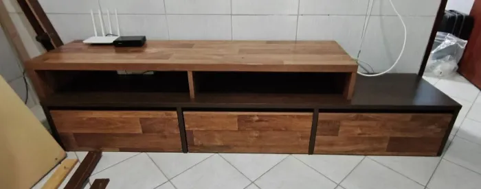 Hack Madeira com painel de tv<br>2,50x50