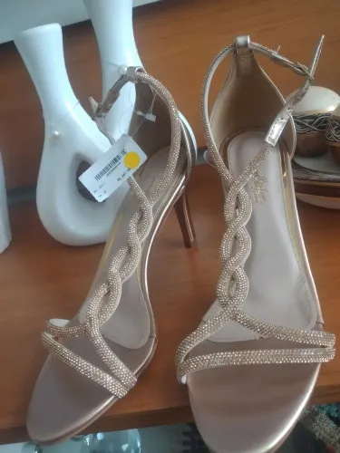 Vendo sandália de salto lindíssima! Motivo veio tamanho errado!