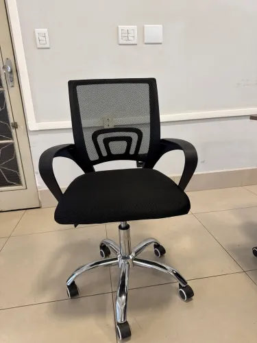 Vendo seis cadeiras de escritório praticamente novas