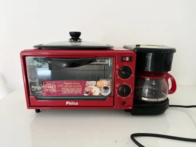 Forno, cafeteira e grill com tampa.