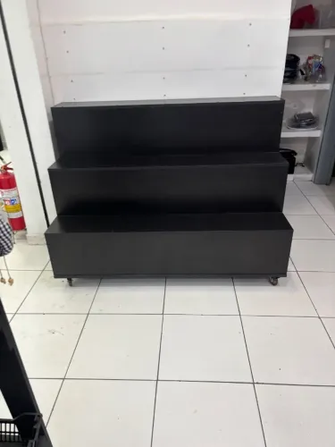 Balcão expositor tipo escada em MDF