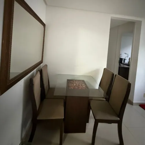 Mesa de vidro com 4 cadeiras, em perfeito estado de conservação.