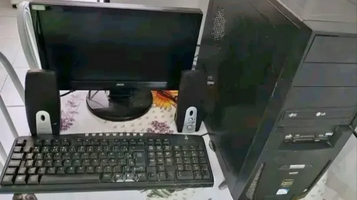 Cpu com a tela as vez da vídeo as vês não troco por PS2 ou mesas de bar
