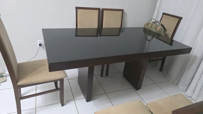 Mesa retangular de vidro escuro
