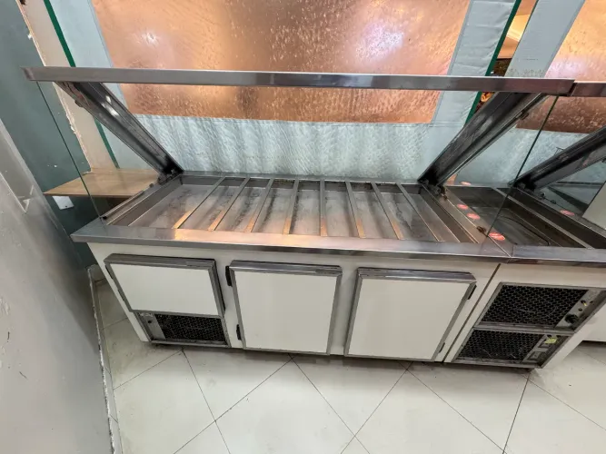 Expositor de alimentos. Balcão frio, quente, refrigerado e caixa.