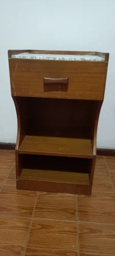 Bancada com gaveta e prateleira em madeira