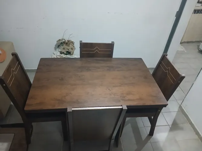 Vendo mesa em mdf com 4 cadeiras a negociar.