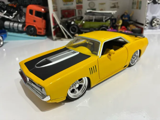 Miniatura plymouth 70 amarelo custon 