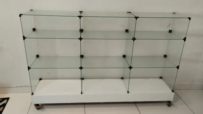 Expositor de vidro com rodinhas