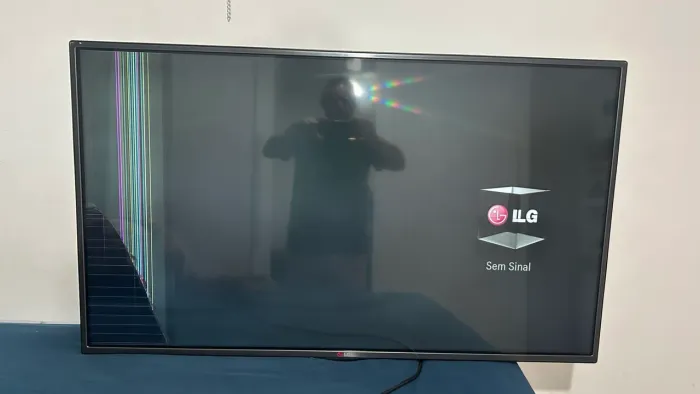 TV LG 47LA6204 completa - Liga e tem som - para peças