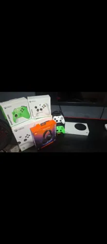 Vendo Xbox séries S com dois controles e de acompanhamento vem o fone bluetooth da JBL