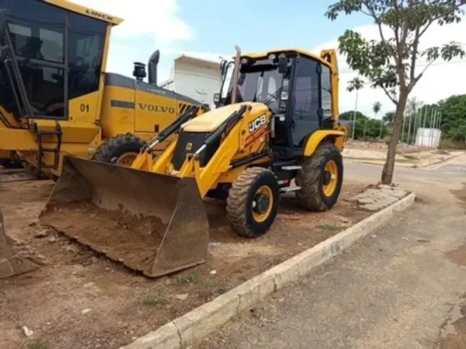 JCB 3CX 2021 | 1.700 Horas | R$ 275.000,00