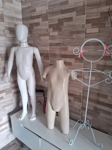4 manequins